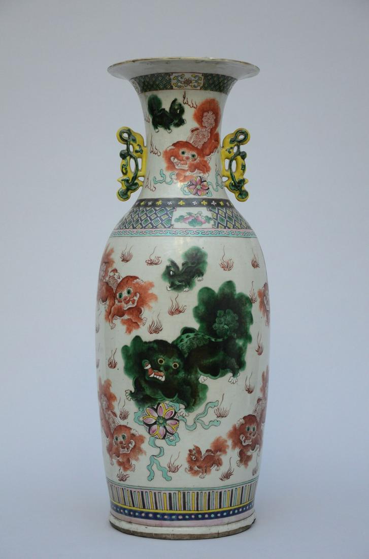 Chinese vase in porcelain with 'foo dogs and antiques' (h61cm) (*): Chinese vase in porcelain with 'foo dogs and antiques' (h61cm) (*)