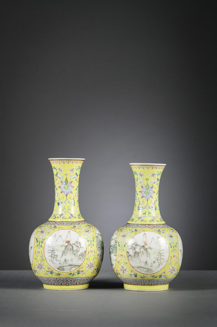 Two famille rose vases in Chinese porcelain 'landscapes', Republic period (h 23.5 & 22cm) (*) (1 of 7)