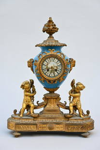 A clock in SËvres porcelain and gilt bronze, 19th century (59x54X20cm) (*): A clock in SËvres porcelain and gilt bronze, 19th century (59x54X20cm) (*)