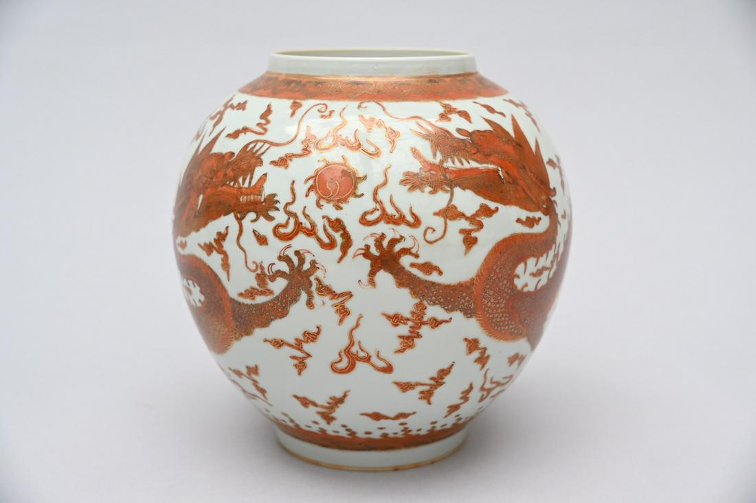 Upper part of a Chinese porcelain lantern 'dragons' (h18cm): Upper part of a Chinese porcelain lantern 'dragons' (h18cm)