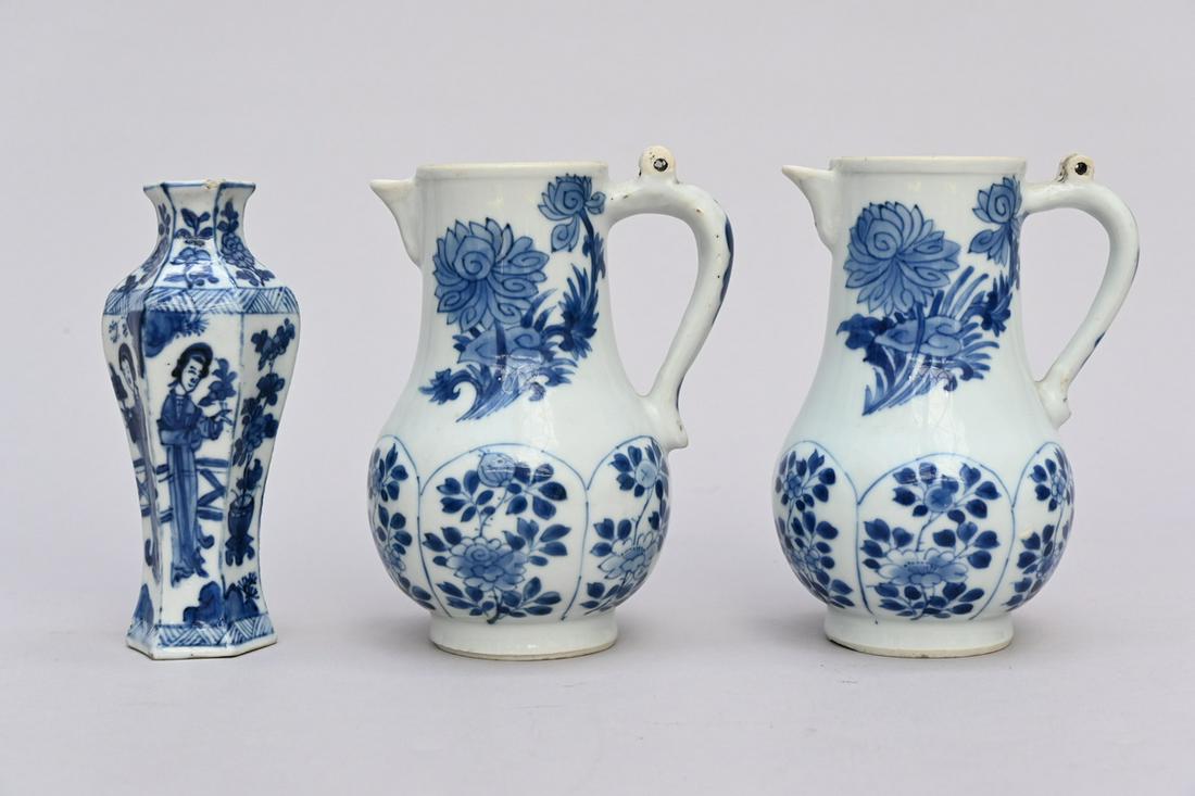 Pair of ewers and hexagonal vase in blue and white porcelain, Kangxi period (h14.5) (h14cm) (*) (1 of 5)