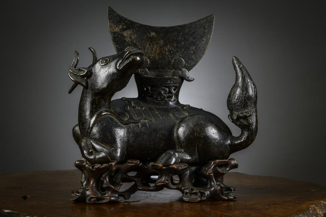 Large Chinese mirror holder in bronze 'Mythical animal', Ming dynasty (22x26x18cm) (1 of 8)