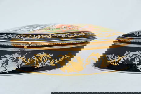 Box in French porcelain 'gallant scene' (13x33x16cm): Box in French porcelain 'gallant scene' (13x33x16cm)