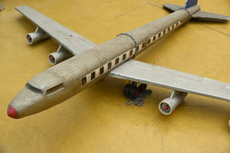 Large scale model of an airplane (203x260cm): Large scale model of an airplane (203x260cm)