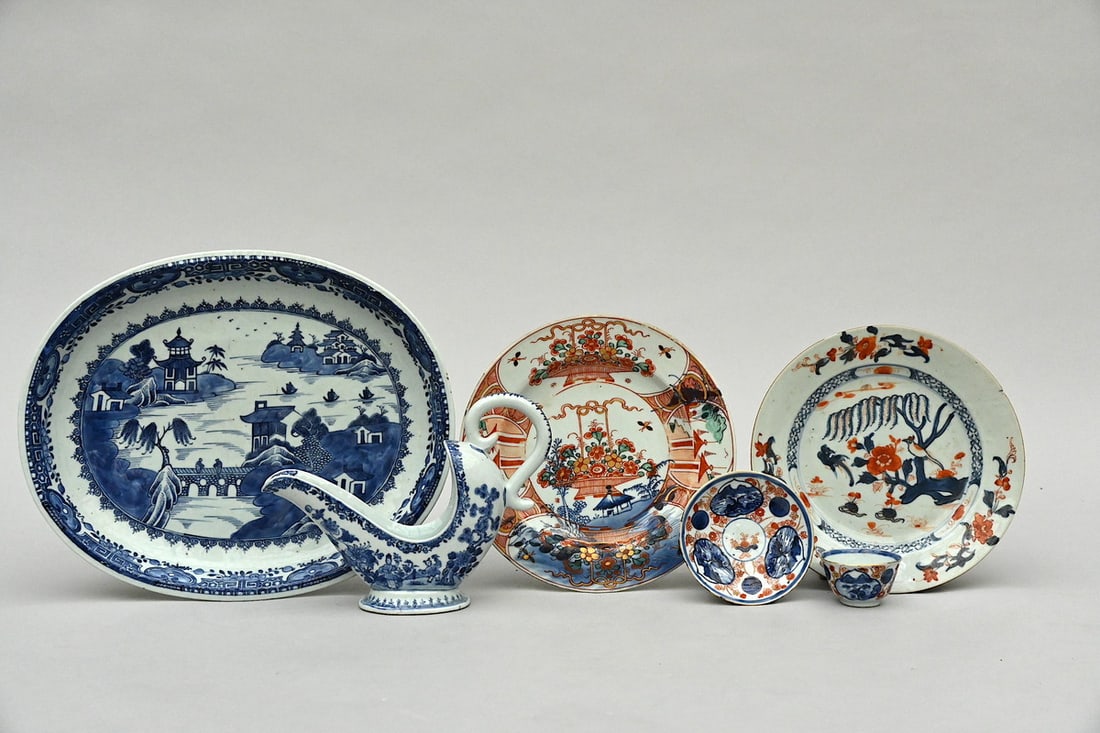 Collection of Chinese porcelain: sauceboat, two plates, charger and teacup, 18th century (*) (1 of 5)
