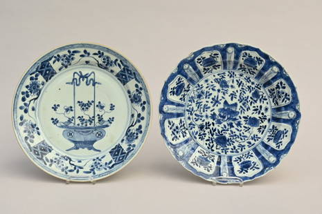 Two dishes in Chinese blue and white porcelain, 18th century (dia 27.5cm) (*): Two dishes in Chinese blue and white porcelain, 18th century (dia 27.5cm) (*)