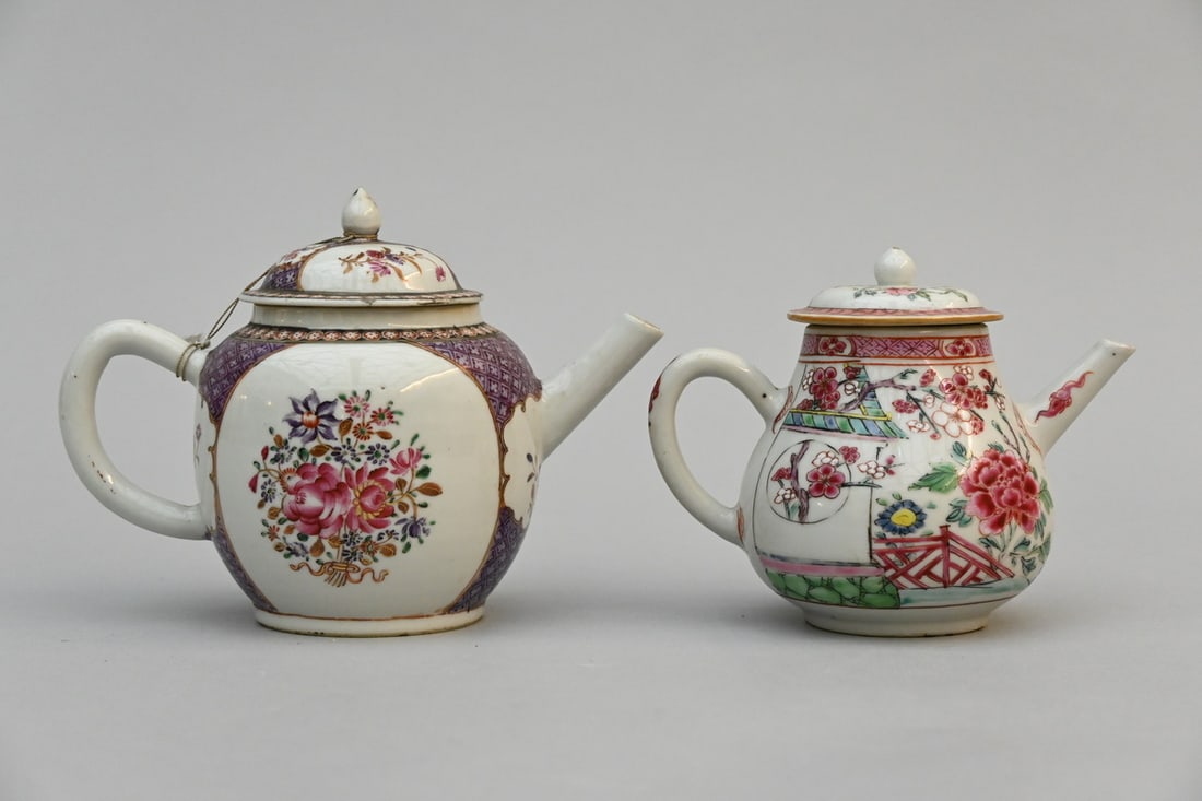Two teapots in Chinese porcelain 'flowers', 18th century (14.5x12cm) (*) (1 of 6)