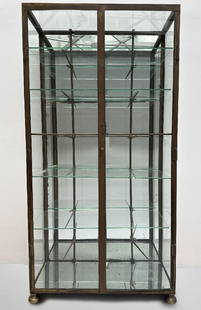 Brass two-door display cabinet with mirror back and bottom (*): Brass two-door display cabinet with mirror back and bottom (*)