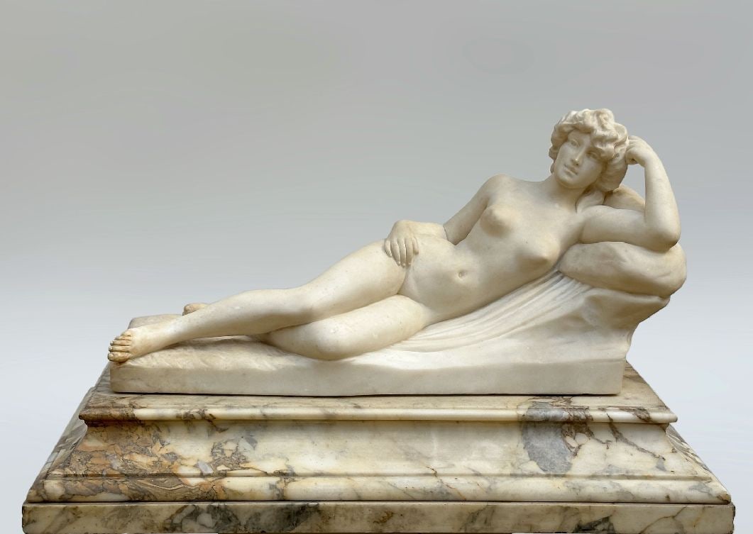Jef Lambeaux: marble statue on pedestal 'reclining nude' (*): Jef Lambeaux: marble statue on pedestal 'reclining nude' (*)