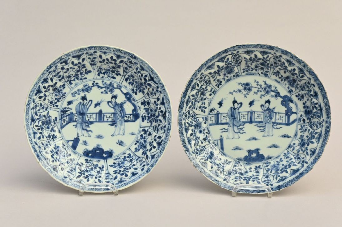 Pair of Chinese porcelain plates 'elegant ladies', Kangxi period (*) (1 of 4)