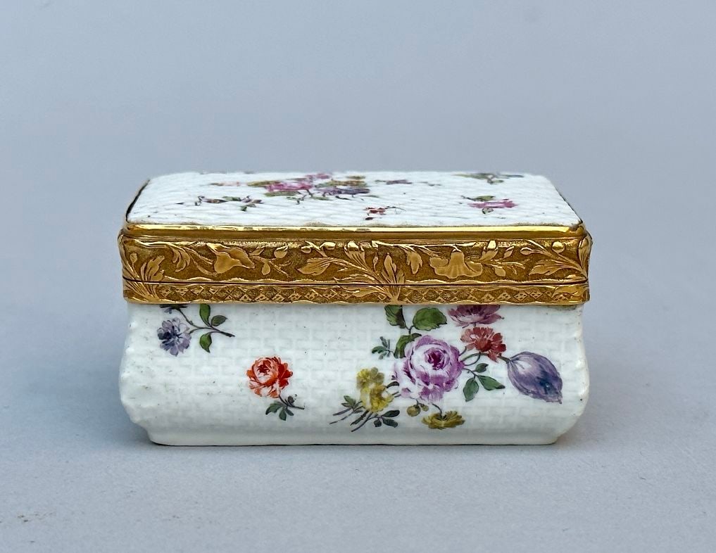 A fine snuff box in Mennecy porcelain with gold mount 'flowers', 18th century (1 of 6)