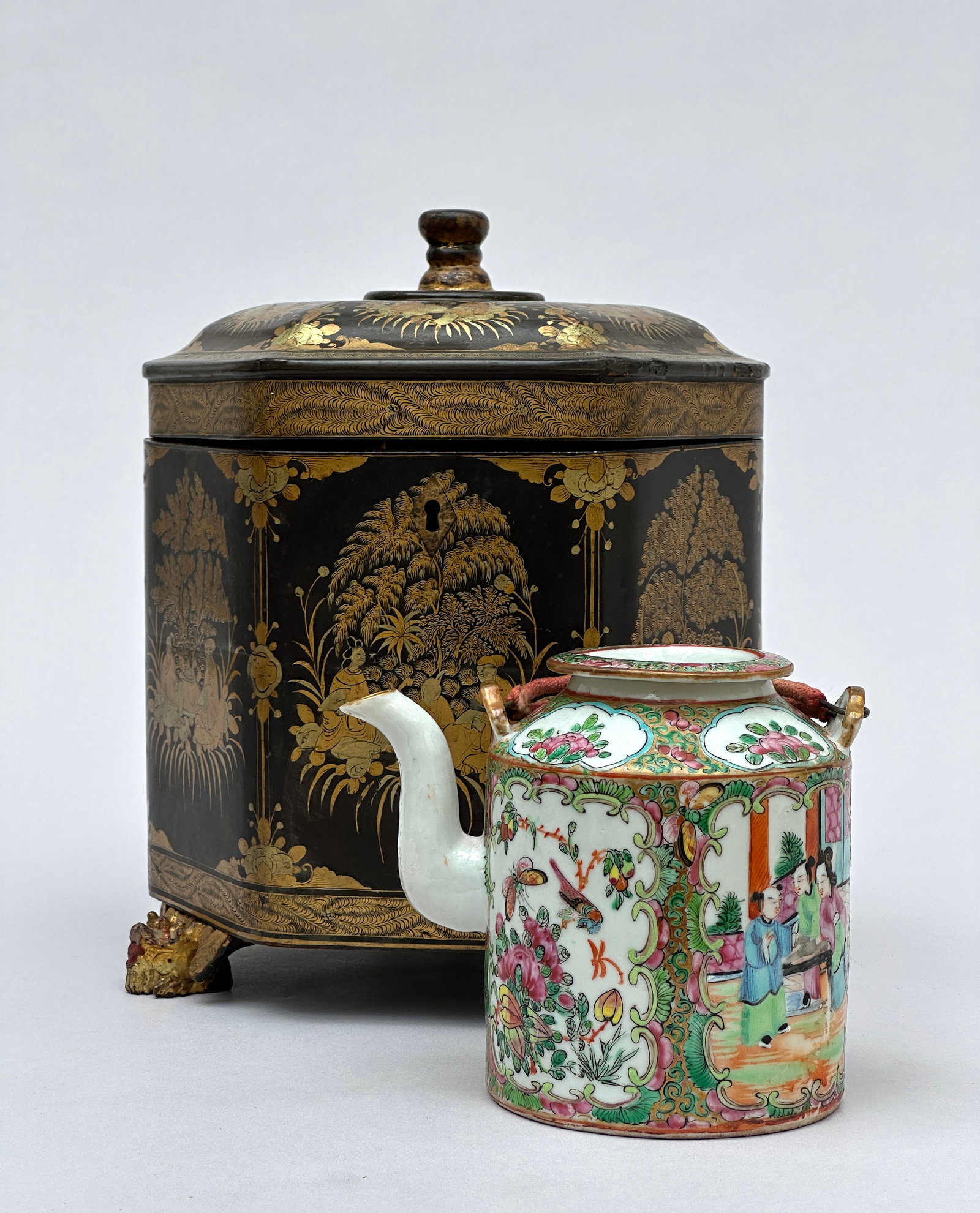 A Chinese teapot with original lacquer case, Canton 19th century (1 of 9)