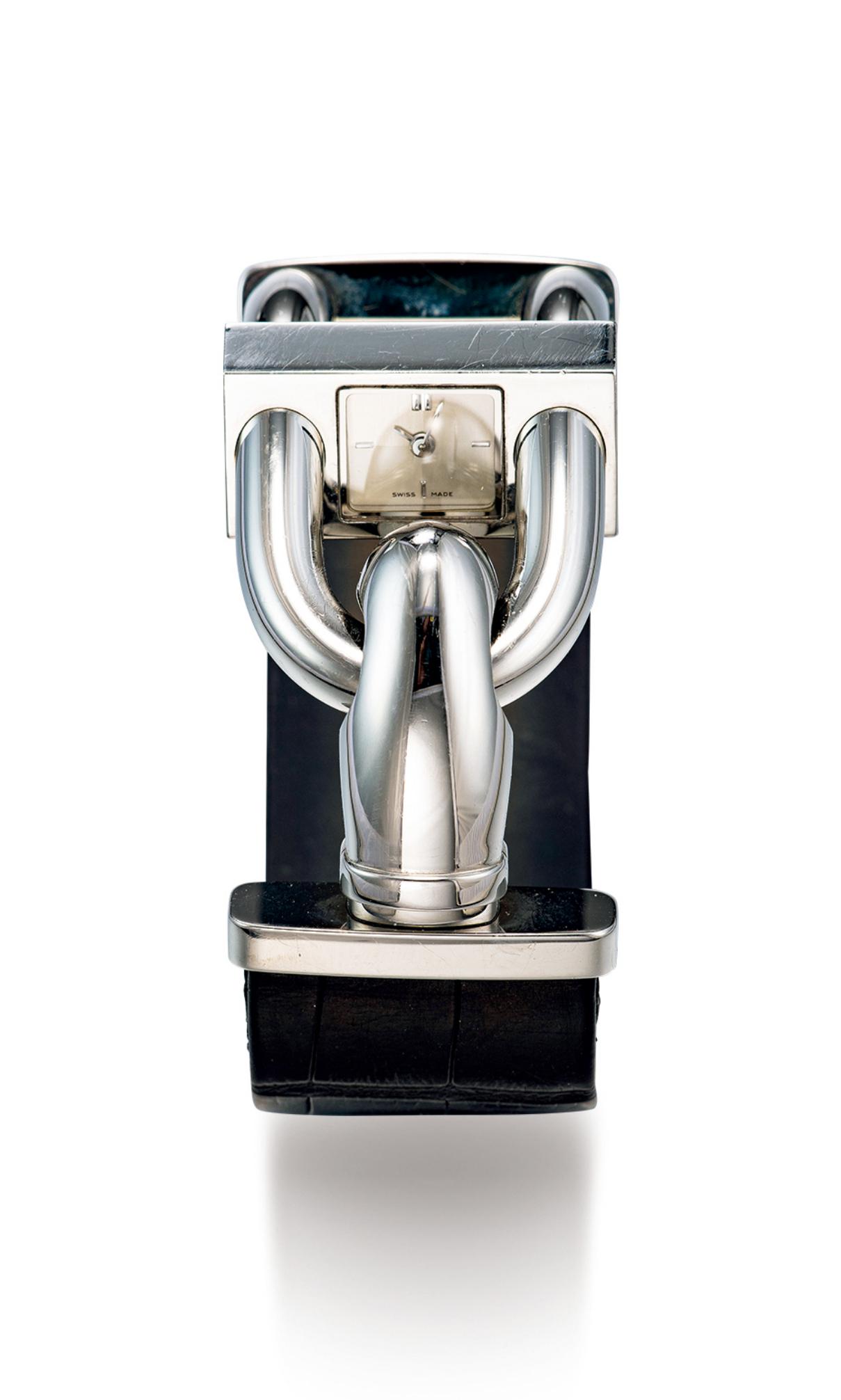 A LADY'S STAINLESS STEEL WRISTWATCH (1 of 1)