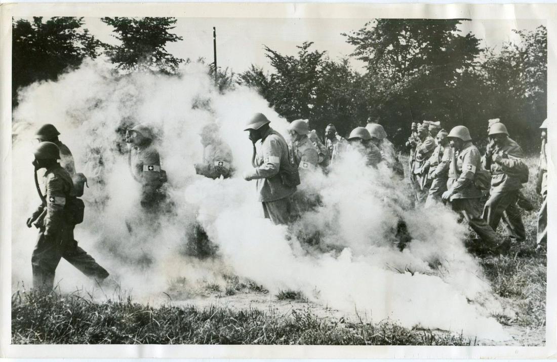 1940 Original Press photo showing Swiss Army testing ga: 1940 Original Press photo showing Swiss Army testing gas masks in drill. Dated Feb. 1, 1940. See original caption attached to back for more details. Original press photo from the files of the "San Fra