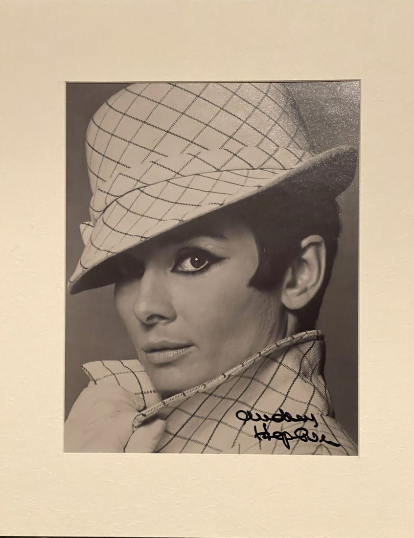 AUDREY HEPBURN SIGNED 8X10 PHOTO BECKETT COA (1 of 4)