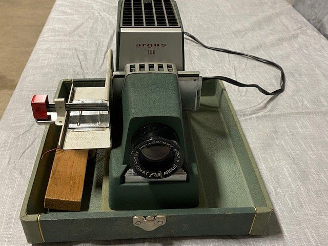 Argus 300 Automatic Slide Projector (1 of 3)