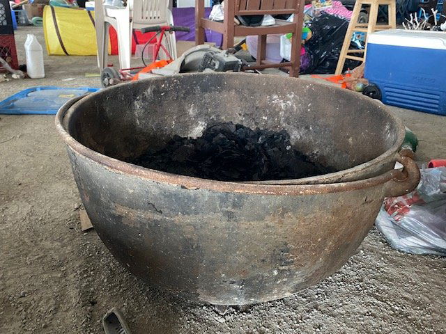 Large Cast Iron Kettle (1 of 4)