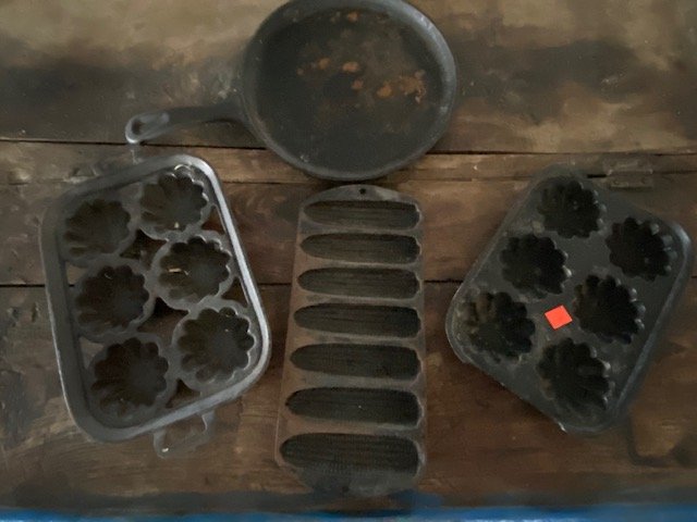 lot of cast iron Cornbread molds and griddle (1 of 6)