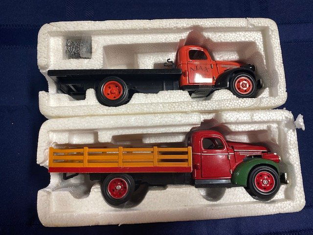 2 Diecast Trucks: 1941 chevy,1941 chevy