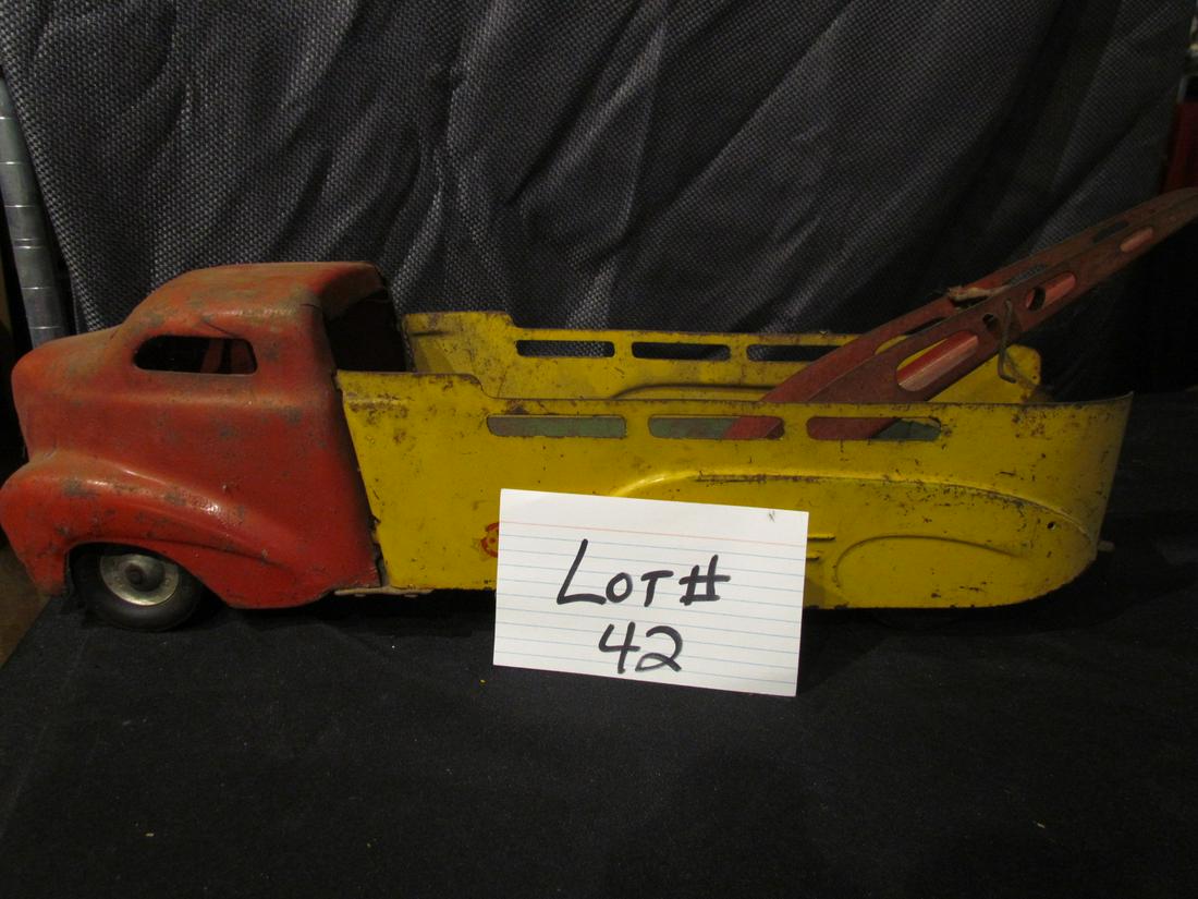Vintage Wyandotte Tow truck: Early Wyandotte Press steel Tow truck from the 40's or50's missing the tow hook and rope