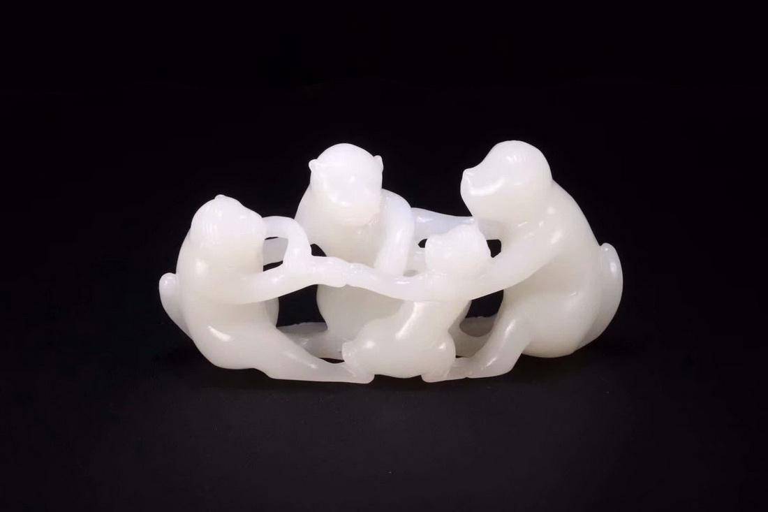 Antique, white Hetian jade table item: Antique, white Hetian jade table item, "Happiness of the family" theme. Weight: 220.7g.