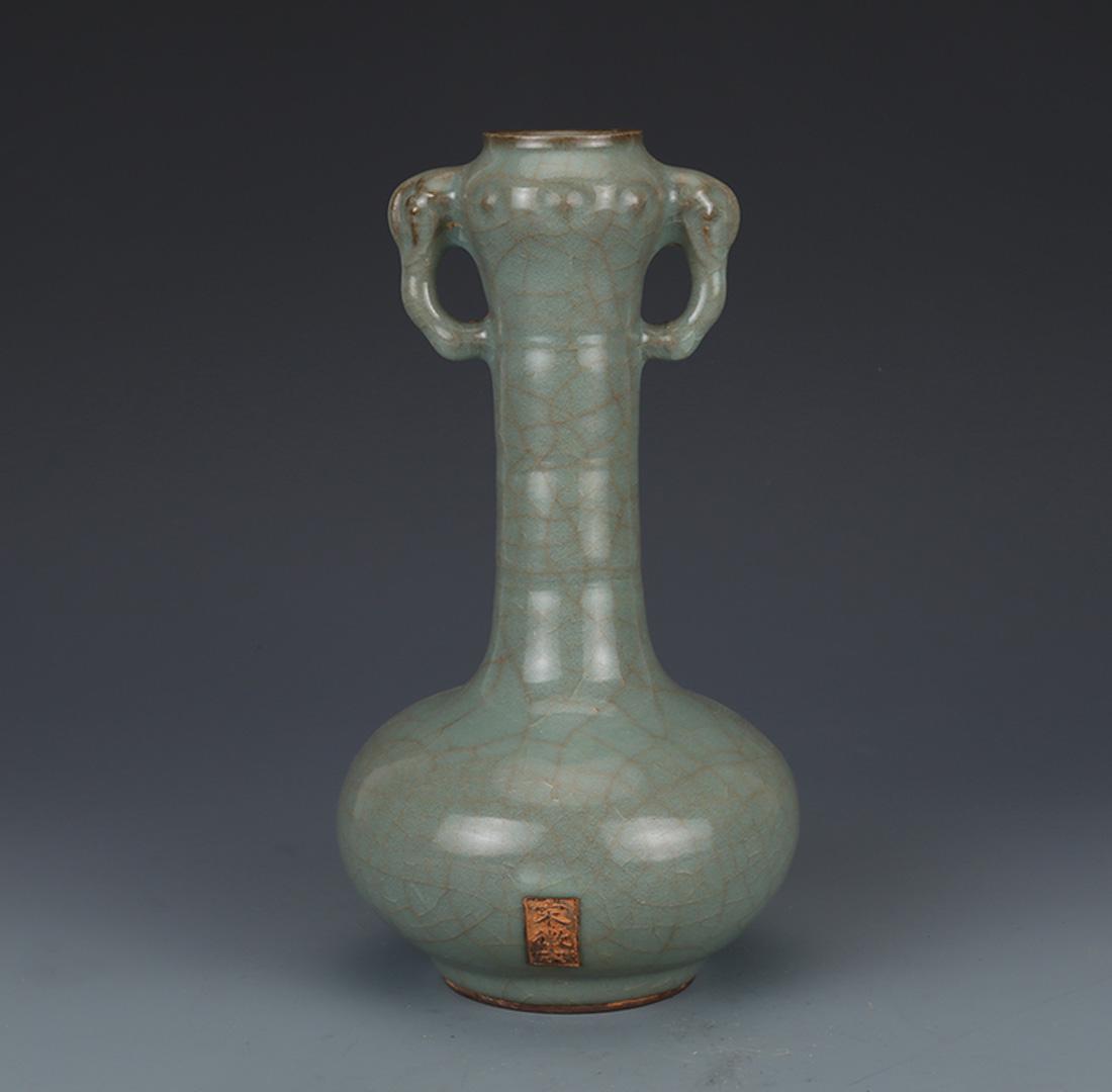 Song Dynasty Guan kiln celadon glazed crackle vase (1 of 5)