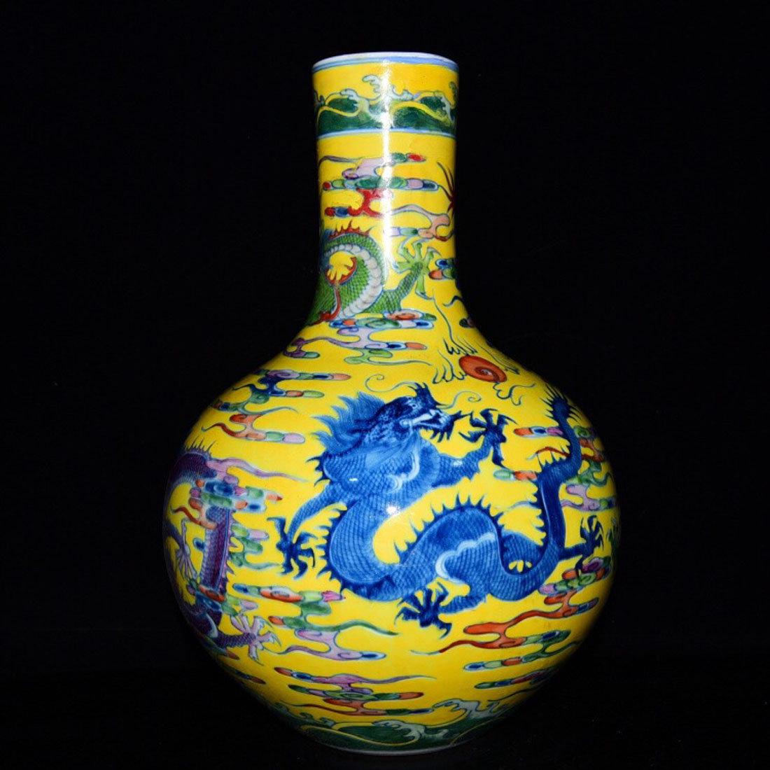 Qing Dynasty Famille-Rose Globular vase (1 of 9)