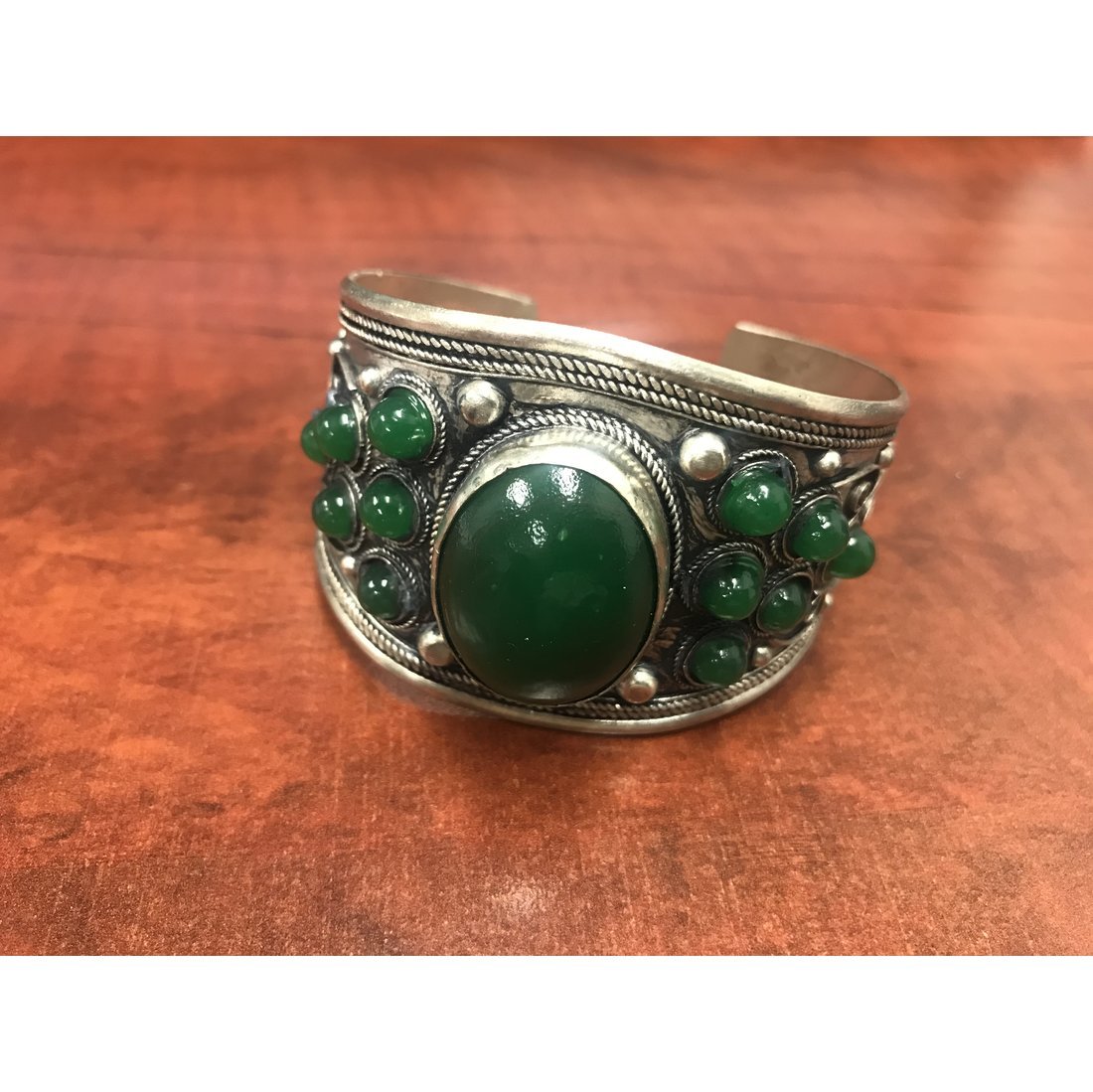 Tibetan silver bracelet: A nice Tibetan silver bracelet,with decorationWeight:40 gInner size:6.3 cmHight:4.5 cm