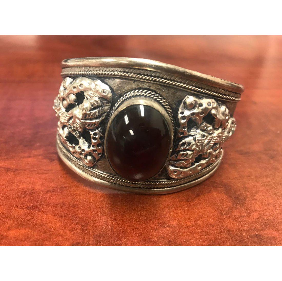 Tibetan silver bracelet: A nice Tibetan silver bracelet,with decoration.Weight:40 gInner size:6.4 cmHight:4.5 cm
