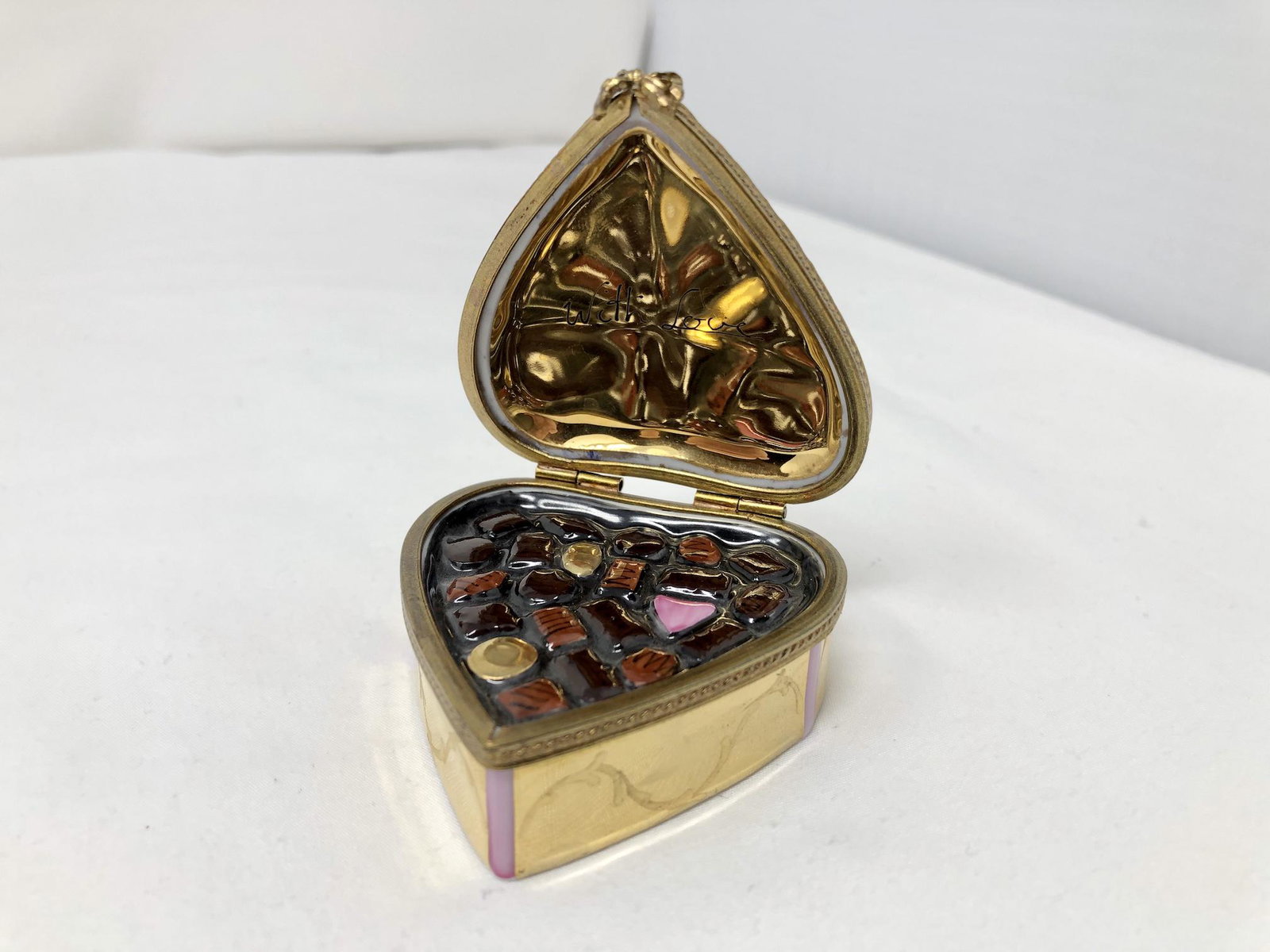 Rochard Peint Main Limoges Heart Chocolate Box Trinket: Rochard Peint Main Limoges Heart Shaped Chocolate Box With Love Trinket. Approx. 2 1/4 by 2 1/2-inches by 1 1/4-inches High.
