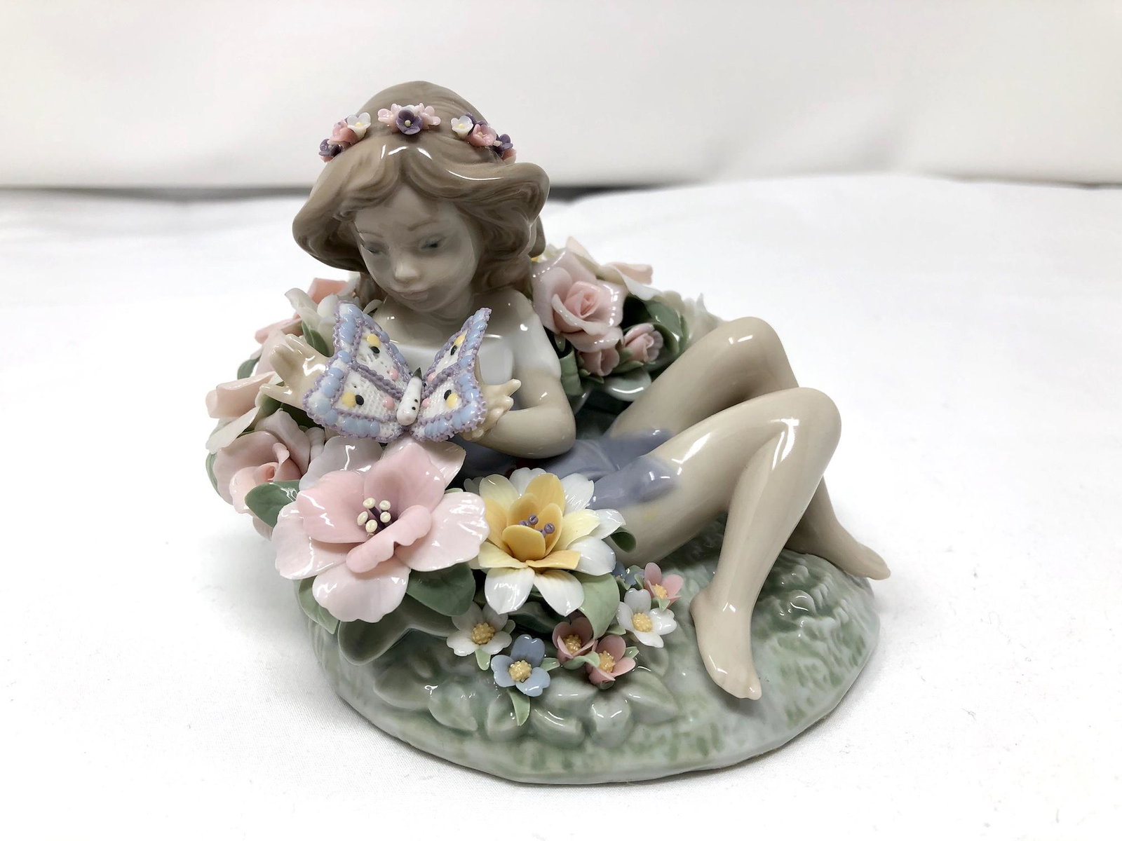 Lladro 1720 Sprite Lladro Dundecilla Figurine: Lladro 1720 called Sprite Lladro Dundecilla figurine. In gorgeous collector condition. No damage or issues with the flowers a stunning piece! Approx. 5 1/2-inches Diameter, 4 1/4-inches High. No origi