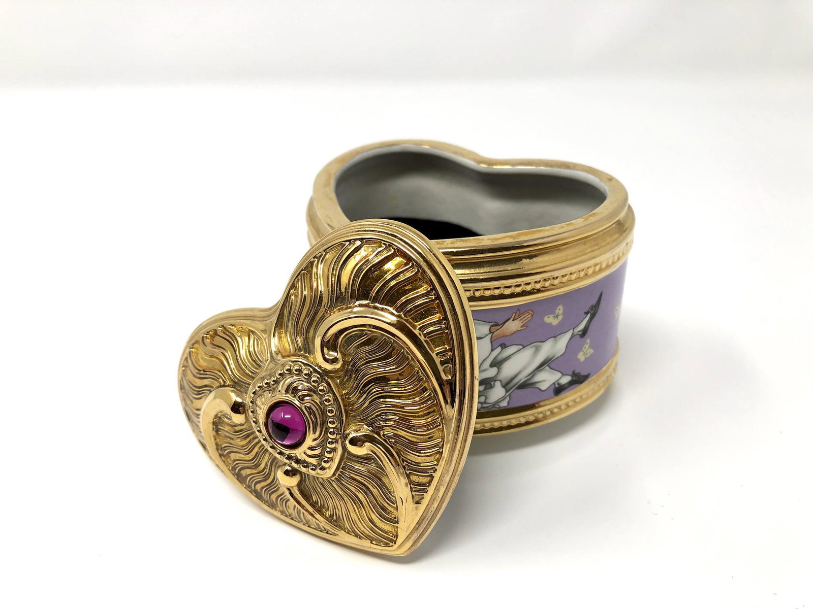 House of Faberge Gilt Porcelain Music Heart Shaped: House of Faberge Gilt Porcelain Wind-Up Music Heart Shaped Trinket Box. The Franklin Mint signed and or marked. Approx. 3-inches Tall by 2 1/2 by 3 1/4-inches In Dimension. In beautiful as-is, as-show