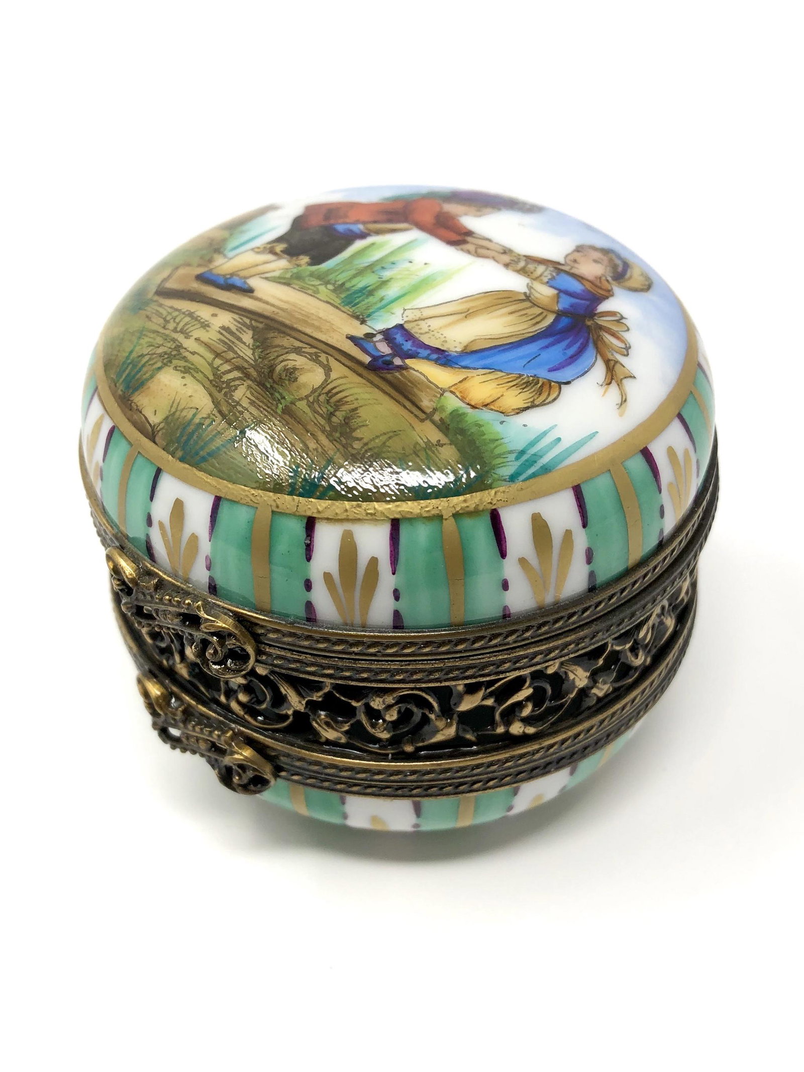 Wind-Up Mechanical Music Box Peint Main Porcelain: Wind-Up Mechanical Music Box Peint Main Limoges France Porcelain Trinket Box. Hand painted, signed and or marked. Approx. 2 1/4-inches Tall by 2 3/4 -inches In Diameter. Plays beautifully! In beautifu