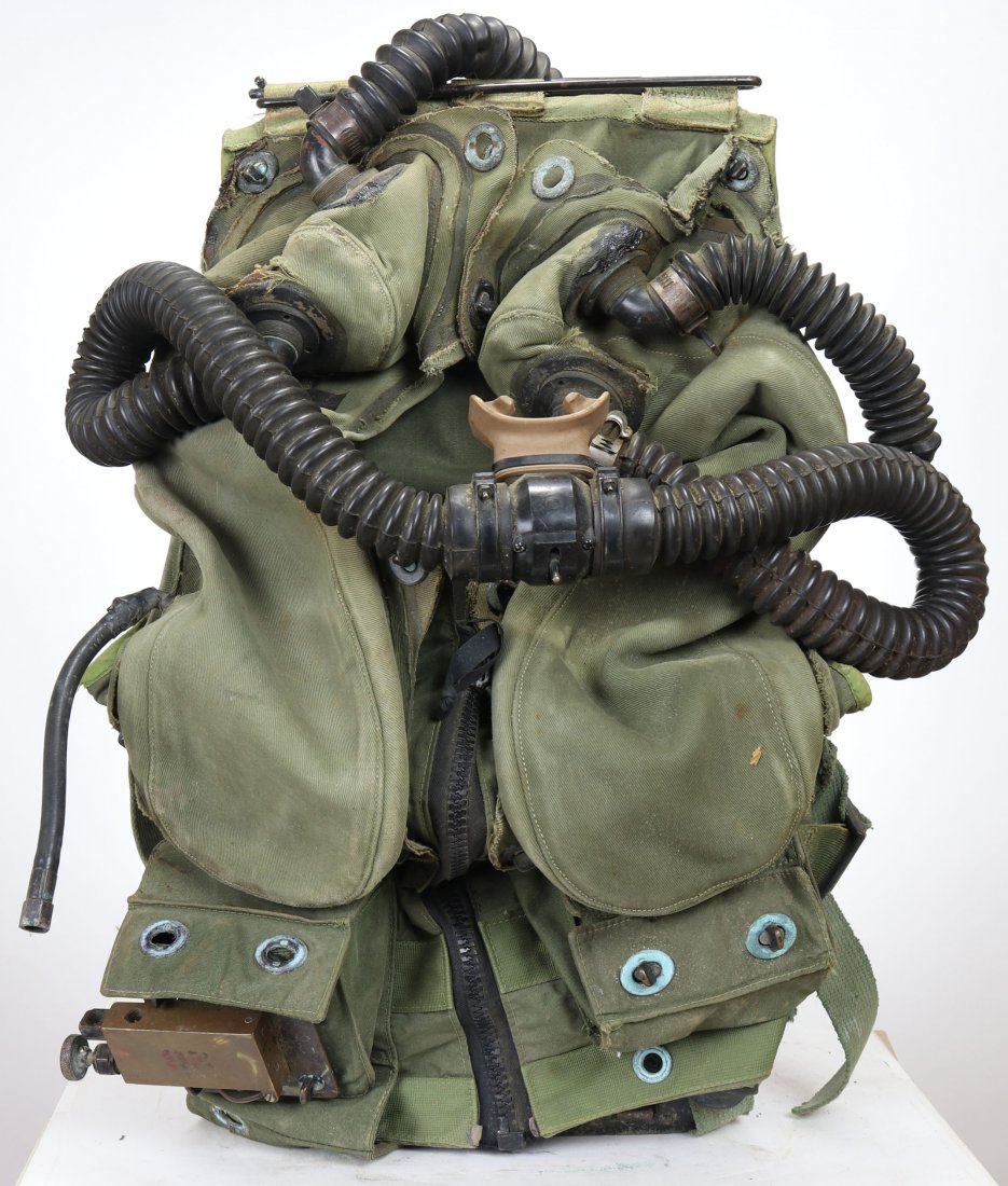 Vintage 50s US Navy LARU Closed Circuit Scuba Apparatus: We have what appears to be a post World War 2 US Navy LARU (Lambertsen Amphibious Respiratory Apparatus) unit. In the 1957 US Navy diving manual one of these is shown in section 3.5.4 under closed cir
