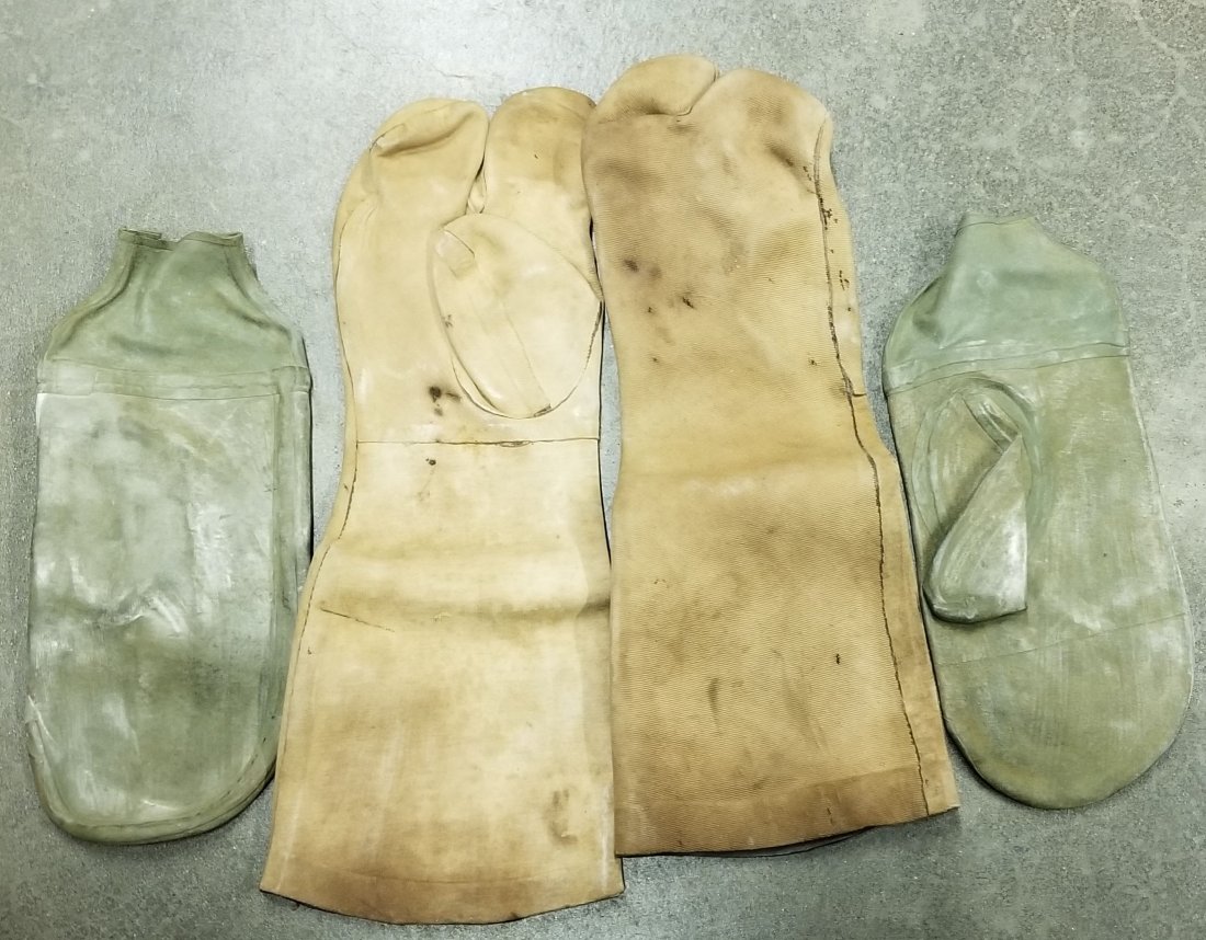 Pair of Divers 3 Finger Gloves & Rubber Divers Mittens: Pair of canvas divers 3 finger gloves in good used condition. Also included is a pair of green rubber divers mittens still in good condition. Gloves were in the inventory of a Louisiana dive company t