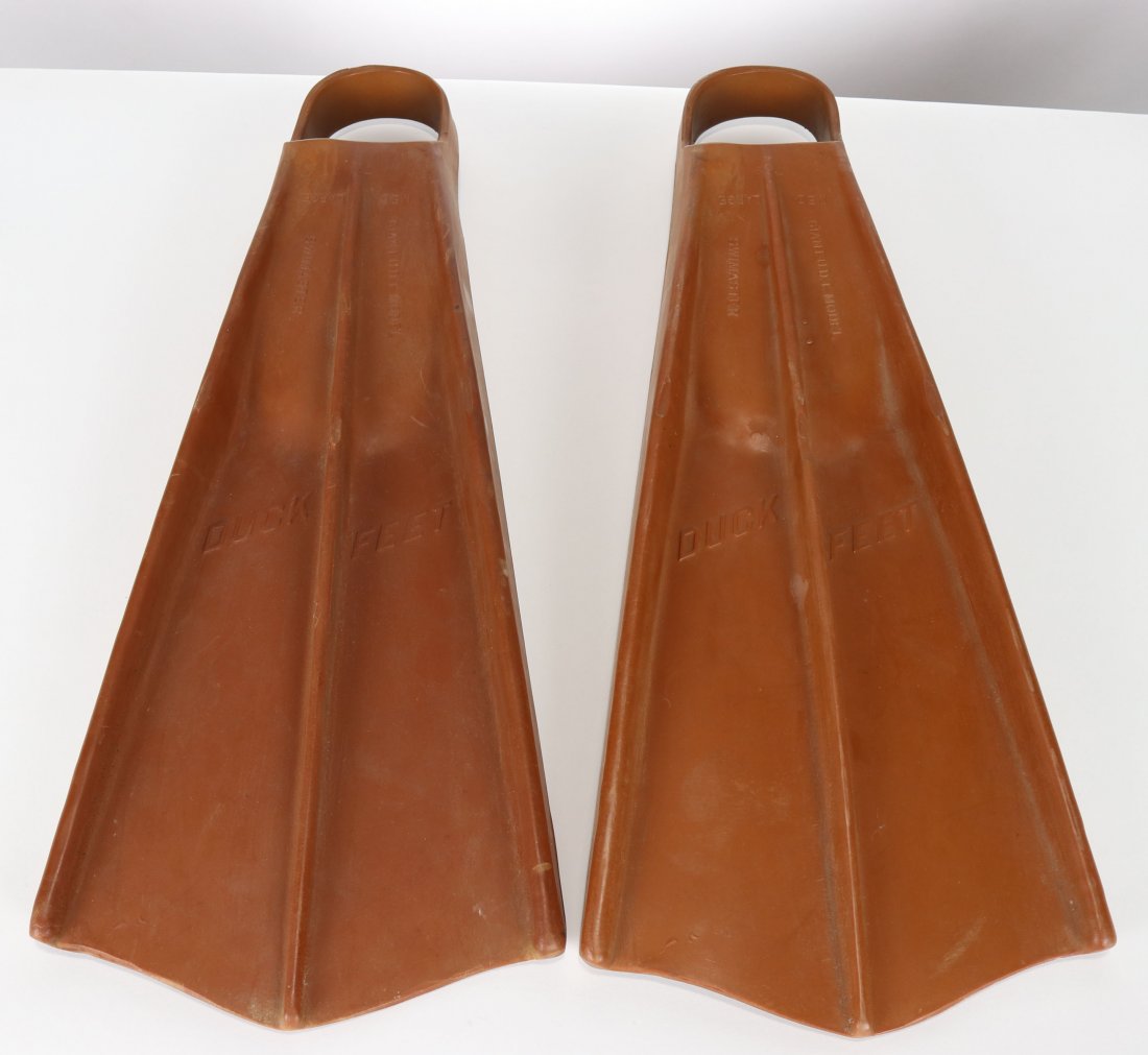 Giant U.D.T Swimaster Duck Feet Flippers: Very nice pair of Swimaster Giant U.D.T model Duck Feet Flippers. Made of pure gum rubber, the rubber is still very nice. Size medium / large. Unknown age.