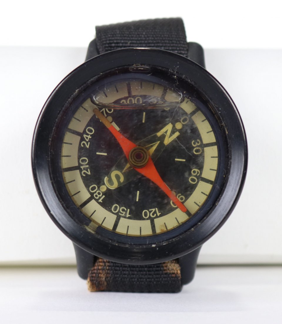 US Military Issued Divers Compass: Circa 1970s to 1980s United States military issued divers compass. Piece is in good original used condition. Still works as it should. Measures 2-1/4 inches in diameter. No manufacturers information.