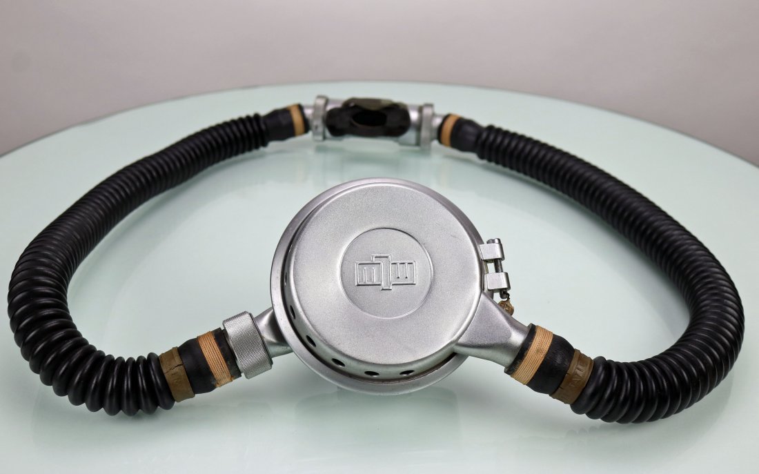 MLW Medi Soviet Russian Hydromat Double Hose Regulator: Great example of a rarely seen Soviet-era double hose regulator. This was made by Medi in East Germany and is called the MLW Hydromat. Earlier examples had the Medi name on the front but later Soviet