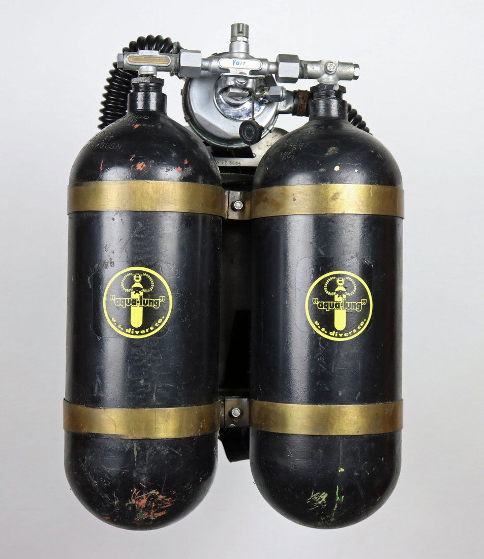 US Divers Twin 38 Tanks Regulator & Voit Double Valve (1 of 5)