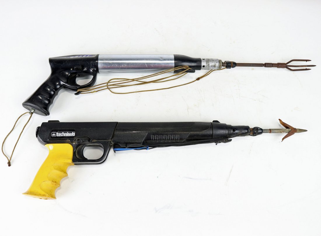 Pair of Handheld Spear Fishing Guns Techanisub & Mares (1 of 4)