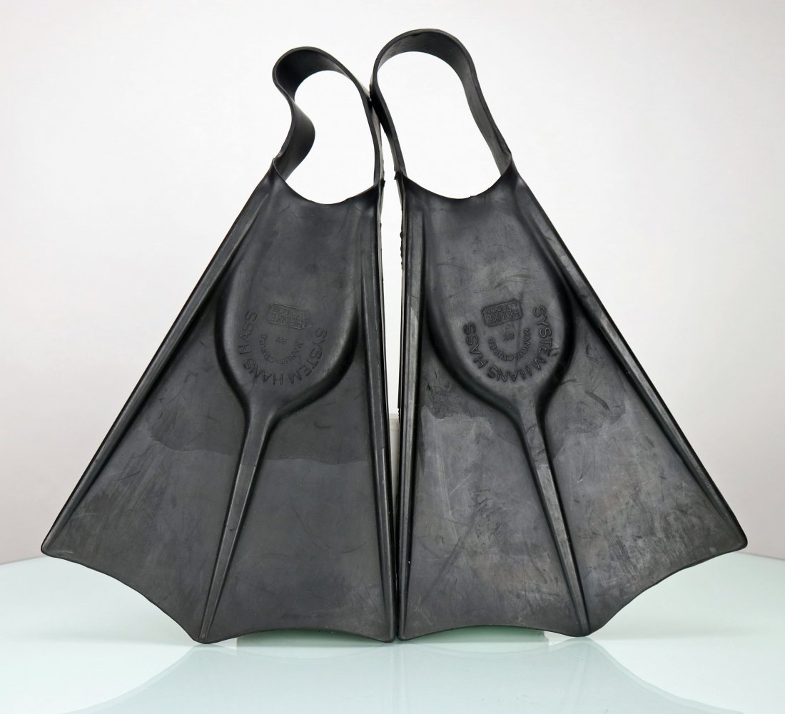 Hans Hass System Swim Fins Heinke: Pair of excellent condition Heinke Hans Hass fins. These are size 8-9 and black in color. Rubber is still in flexible condition, great pair for display purposes. All items will be shipped with a signa
