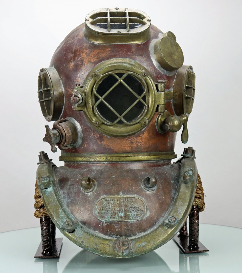 1942 Schrader US Navy Mark V Diving Helmet (1 of 17)