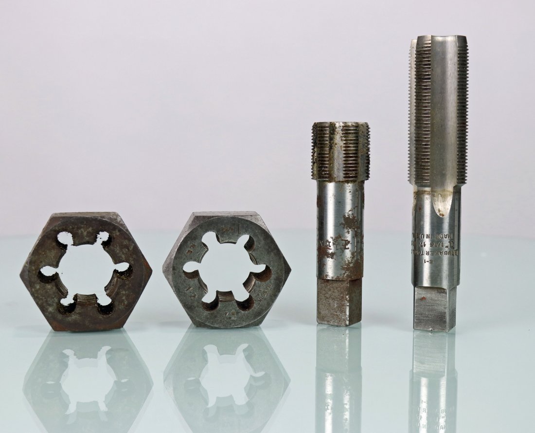 Pair of Tap & Die 1-1/6 Inch by 17 Thread Brass Fitting (1 of 2)