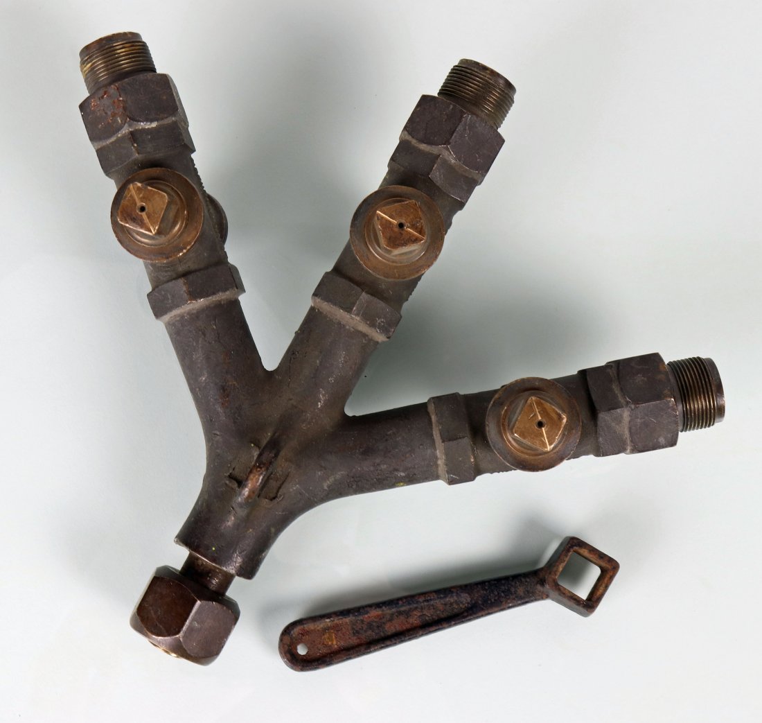 Lunkenheimer Brass Divers Triple Air Manifold w/ Wrench: Nice example of a vintage brass Lunkenheimer brass triple air line manifold. This unique also comes with the original wrench. Manifold is in used but very nice original condition. All items will be sh