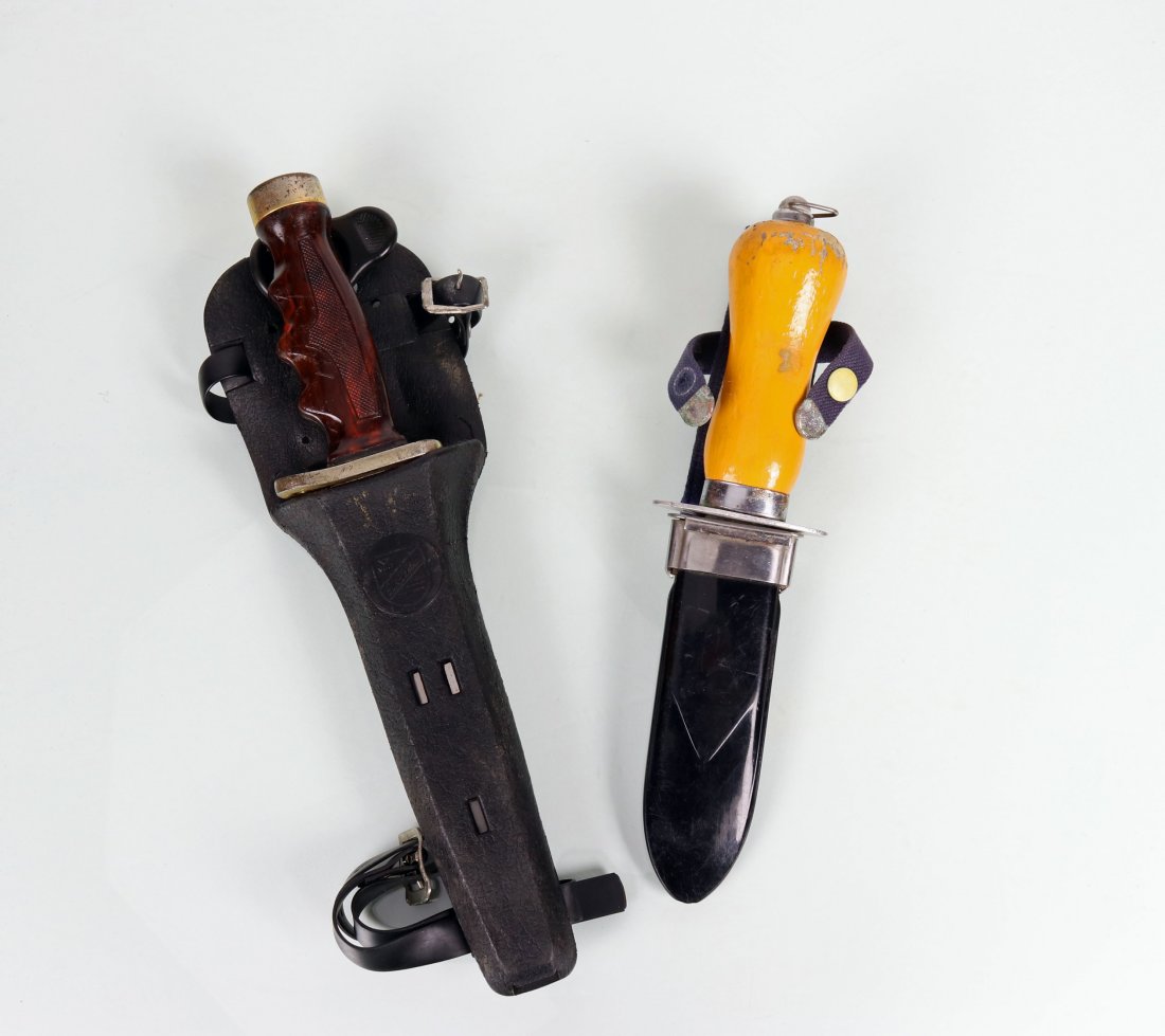 USD Aqua Sharp & AMF Swimaster 24kt Gold Dive Knife: This lot is for a pair of classic dive knives. The first is a 1959 US Divers Aqua Sharp. This model was notable for floating. Knife is in very good condition with typical signs of minor age to the bla