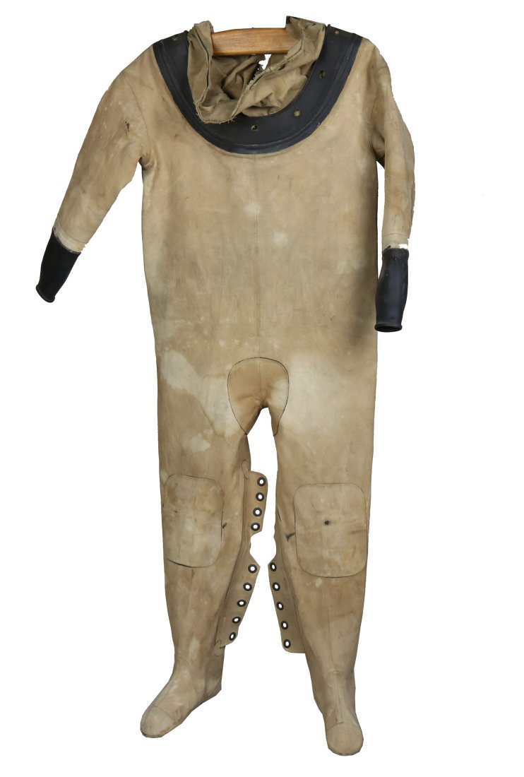 USN Mark V Dive Dress US Rubber Sept 1944 (1 of 4)