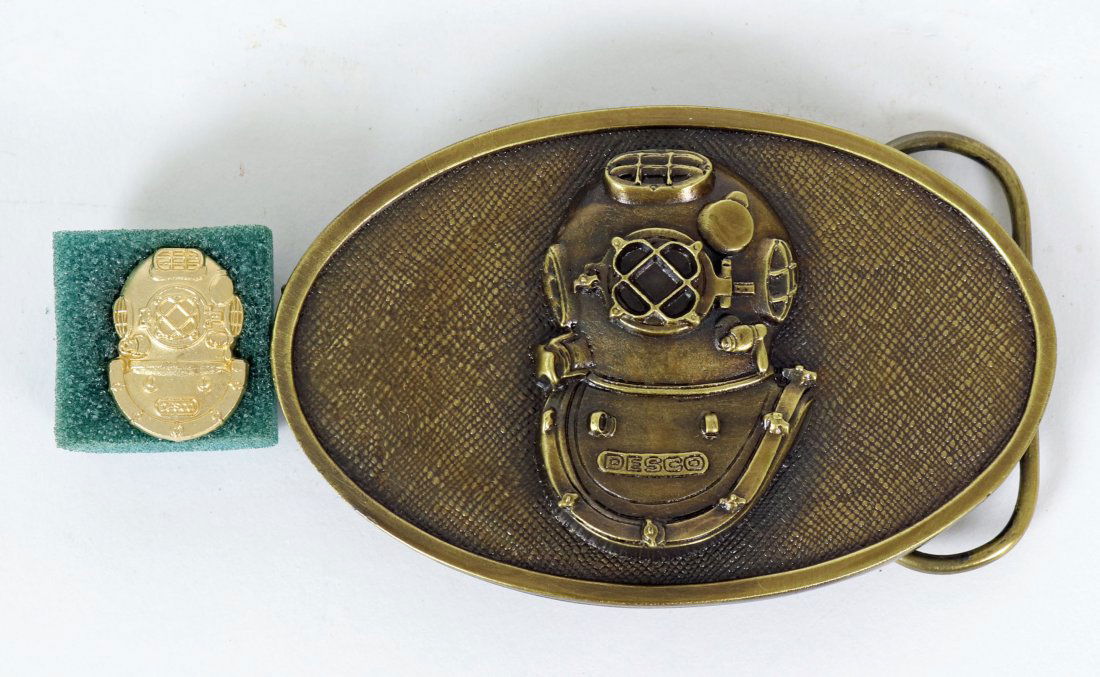 DESCO Mark V Belt Buckle & Brass Helmet Pin (1 of 2)