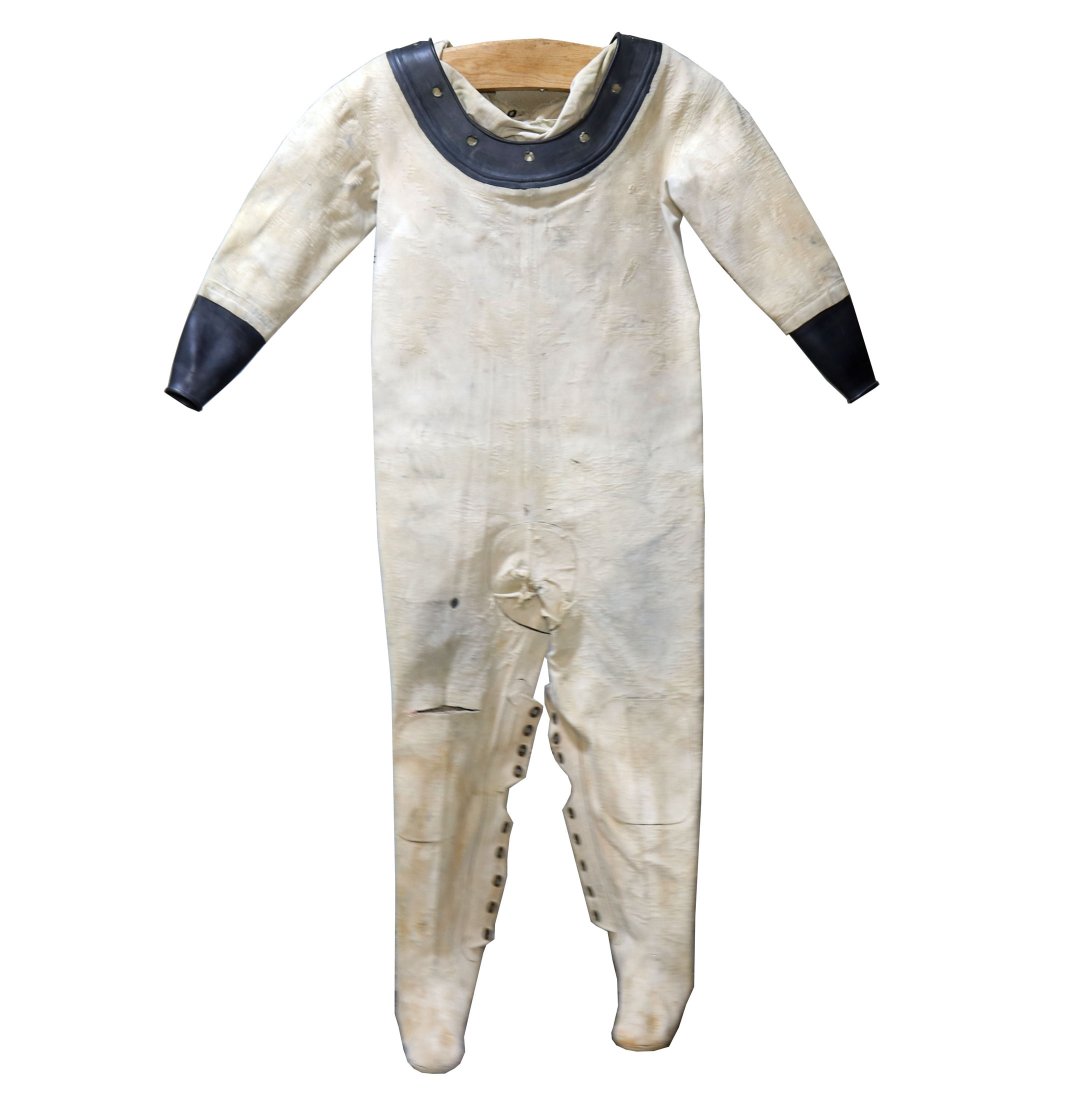 1944 US Navy Mark V Canvas Divers Dress Size 3 (1 of 4)