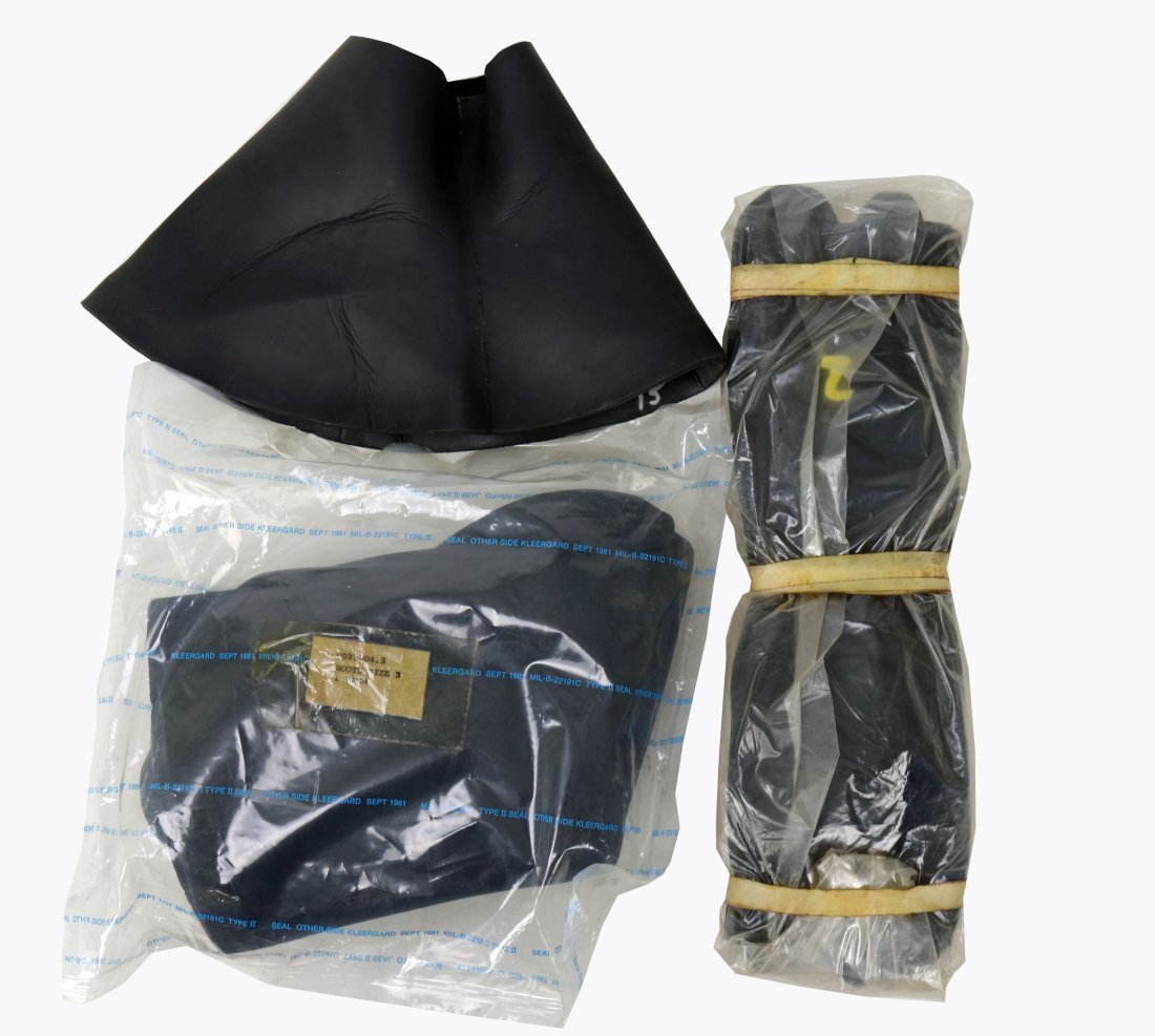 US Navy Mark 12 Gloves, Neck Dam & Boots (1 of 1)