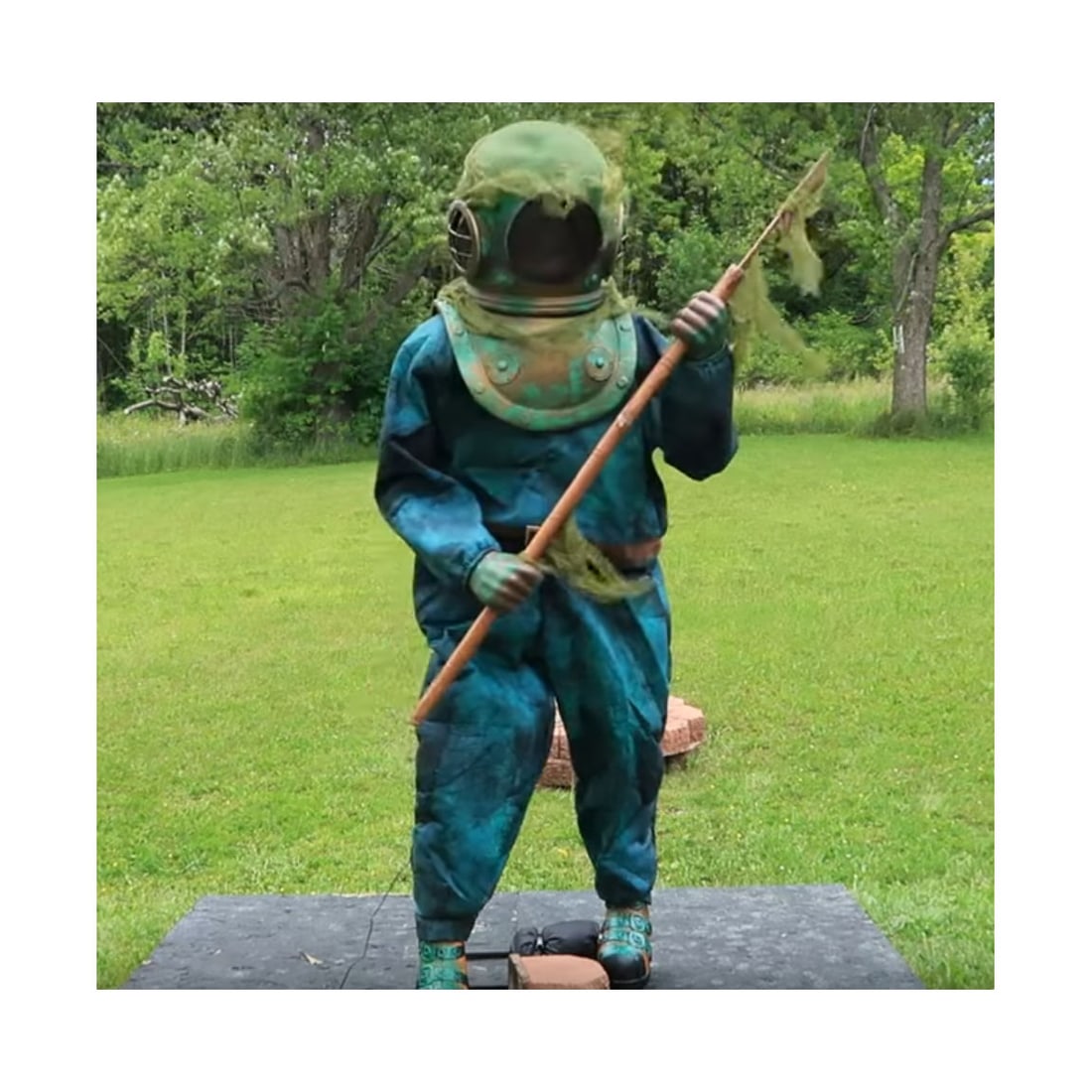 Halloween 6’ Tall Animatronic Haunted Diver – New In Box: How about a haunted diving helmet for your collection? For a little fun at Halloween or simply as part of your collection, this is a brand new in the box six foot tall animated deep sea diver that tal